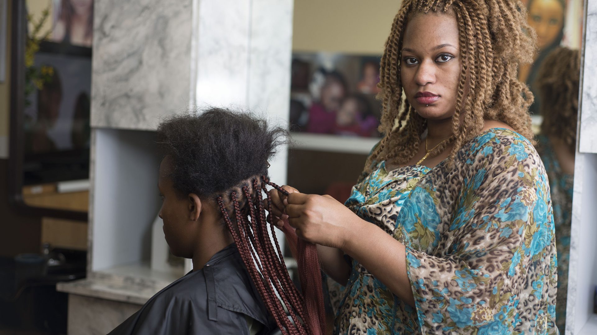 This single mom is braiding kids' hair for free to help other struggling  parents